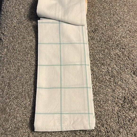 BRAND NEW, Set of 4 Spring Time Kitchen Towels - Picture 4 of 6